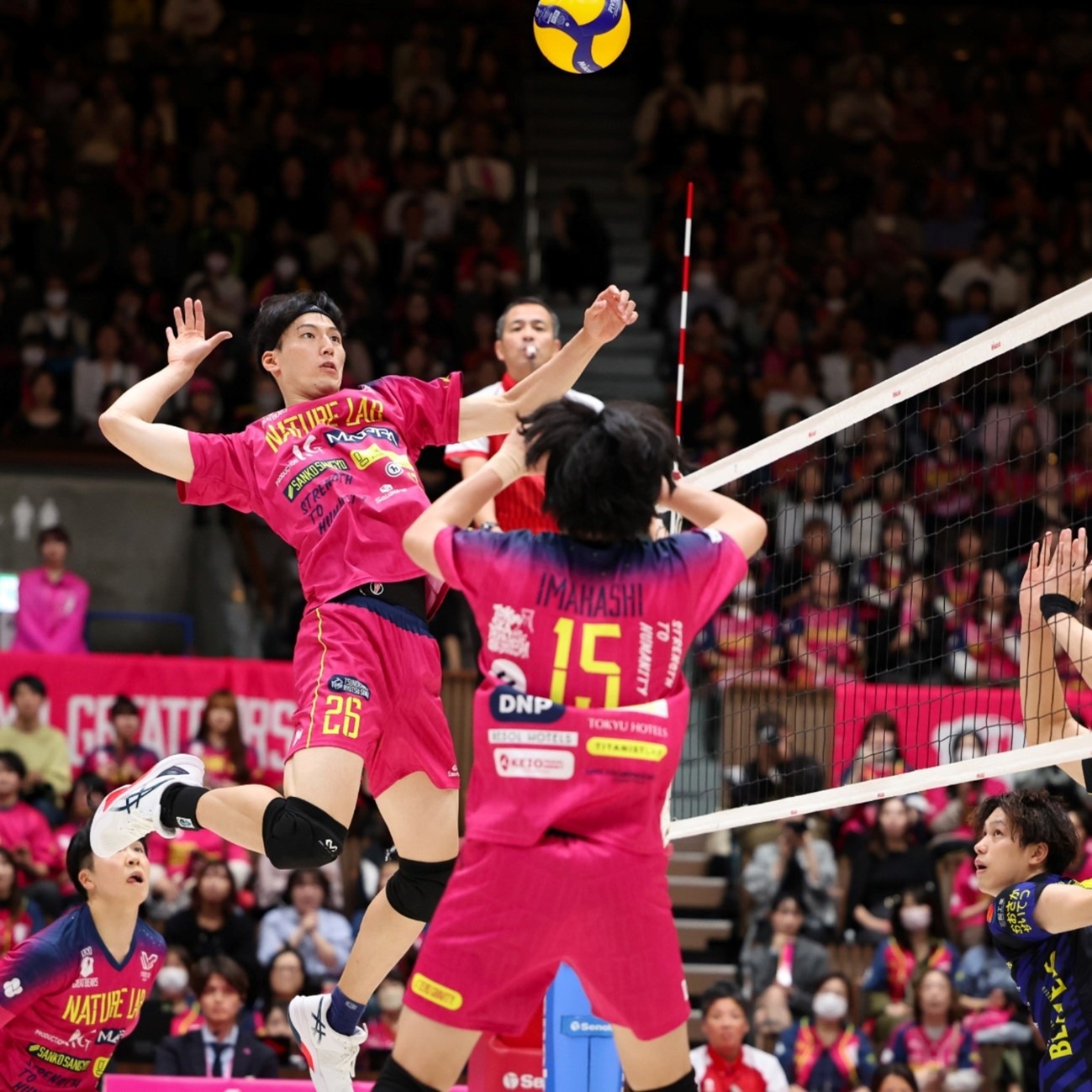 步行者和公牛均陷入困境，争夺季后赛资格，形势严峻。